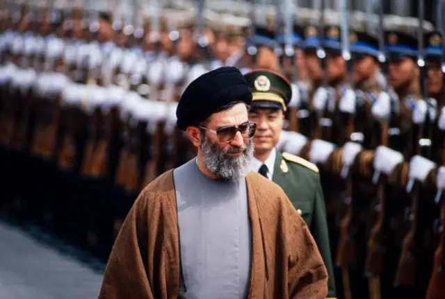 Ayetullah Ali Hamaney, 1989'da Çin'e yaptığı ziyaret sırasında törenle karşılanırken. 