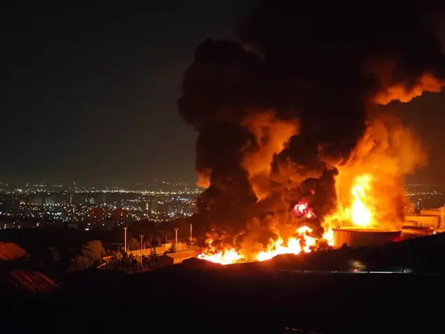 15 Haziran'da İsrail tarafından vurulan Tahran yakınlarındaki Şahran yakıt deposundan yükselen alev ve dumanlar. 