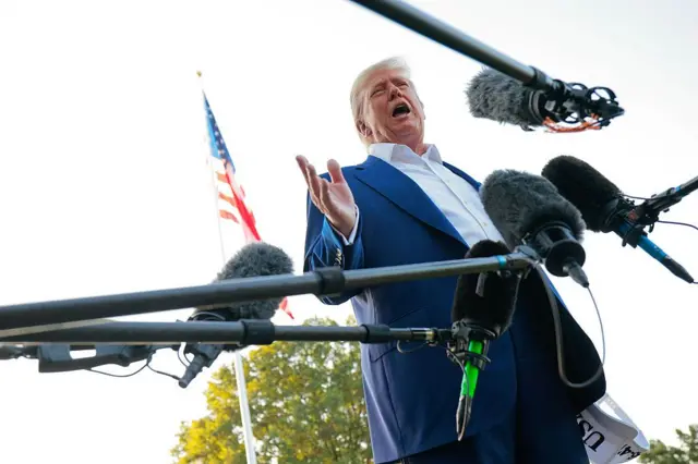 ABD Başkanı Donald Trump gazetecilere konuşurken. 