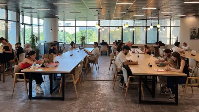 Taksim Meydanı'ndaki Sevgi Soysal Kütüphanesi'nde oturup çalışanlar 