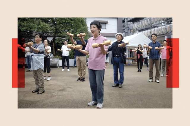 Yaşlı Japonlar Tokyo'da egzersiz yapıyor
