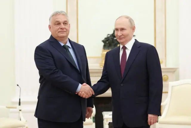 Viktor Orban ve Putin el sıkışırken. 