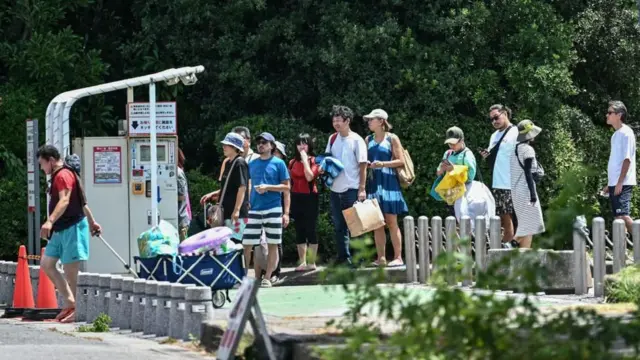 Japonya'da deprem sonrası tahliye edilen insanlar.