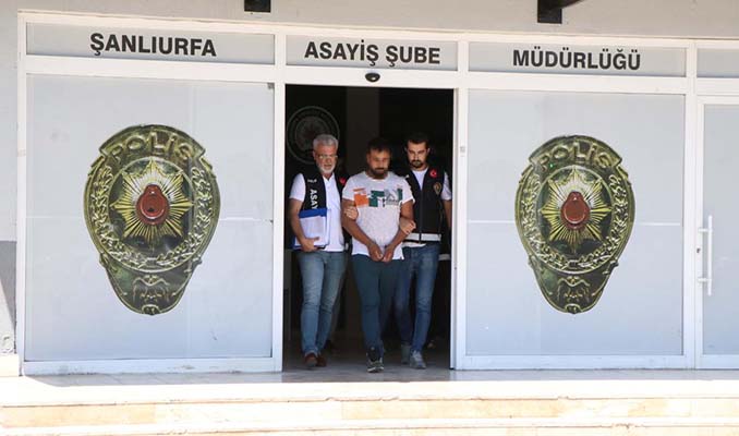 Polis kılığında 2 kilogram 300 gram altını gasp ettiler!