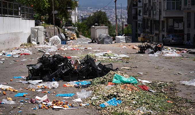 İzmir'de belediye işçileri iş bıraktı, sokaklar çöple doldu