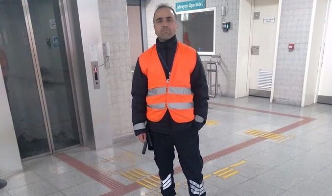 Trende sigara içtiği için kendisini uyaran görevliyi öldürdü