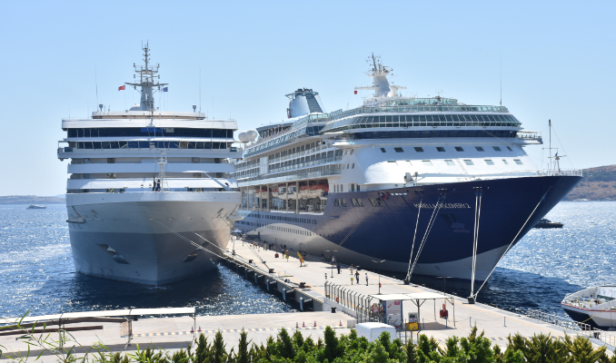  İki dev kruvaziyer Bodrum'a 2406 turist getirdi!