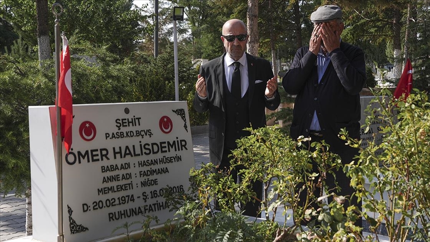 Zekai Aksakallı, şehit Ömer Halisdemir'in mezarını ziyaret etti