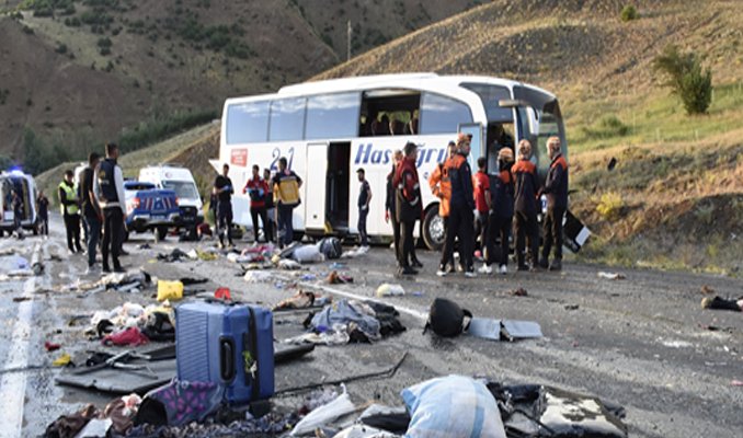 Sivas'ta feci otobüs kazası: 3 ölü, 24 yaralı
