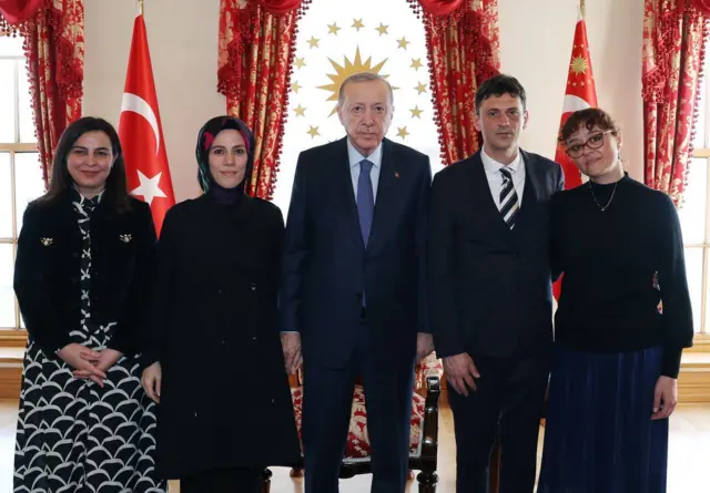 Cumhurbaşkanı Erdoğan ortada, yanında Yasemin ve Andrea Minguzzi var.