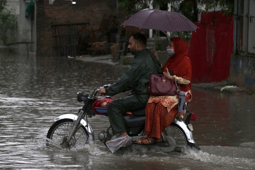 Pakistan'da sel felaketi: Son 24 saatte 63 kişi hayatını kaybetti - Resim : 2