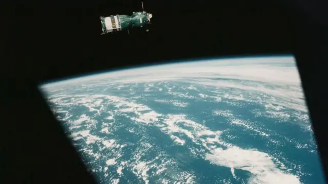 Amerikan Apollo uzay aracının penceresinden çekilmiş, Dünya yörüngesindeki Sovyet Soyuz uzay aracı