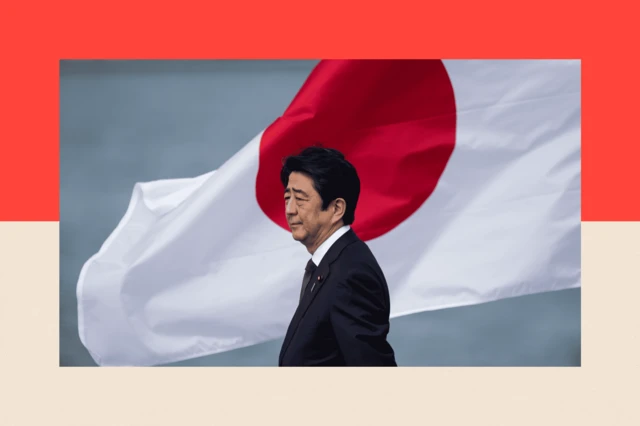 Japonya Başbakanı Şinzo Abe 27 Aralık 2016 tarihinde Hawaii'de bulunan Pearl Harbor Ortak Üssü, Hickam Kilo İskelesi'nde.