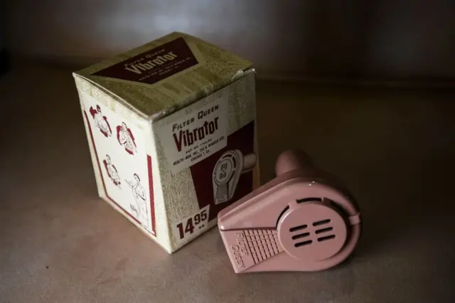 1950'lerde üretilen bir vibratör, elektrikli süpürgenin ucuna takarak çalıştırılıyordu