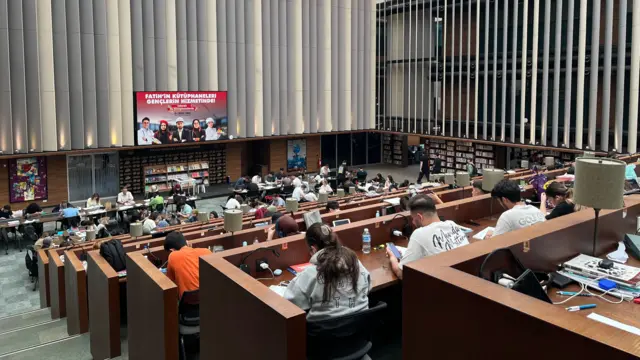 Fatih Merkez Kütüphanesi'nde çalışanlar 