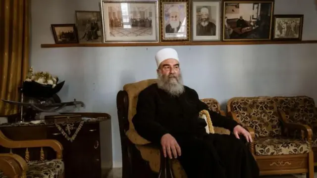 Şeyh Hicri bir kanepede otururken. 