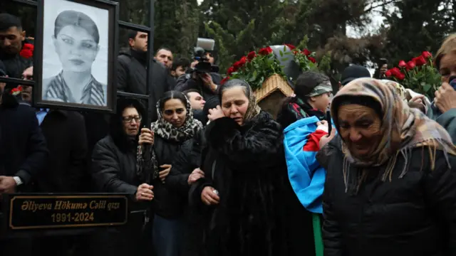 Uçak kazasıda ölenler için yas tutanlar. 