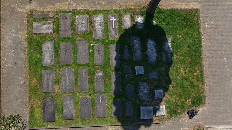Çocuk parkında 150 yıllık mezar taşları Şok gerçek çıktı: Banyo fayansı yaptılar