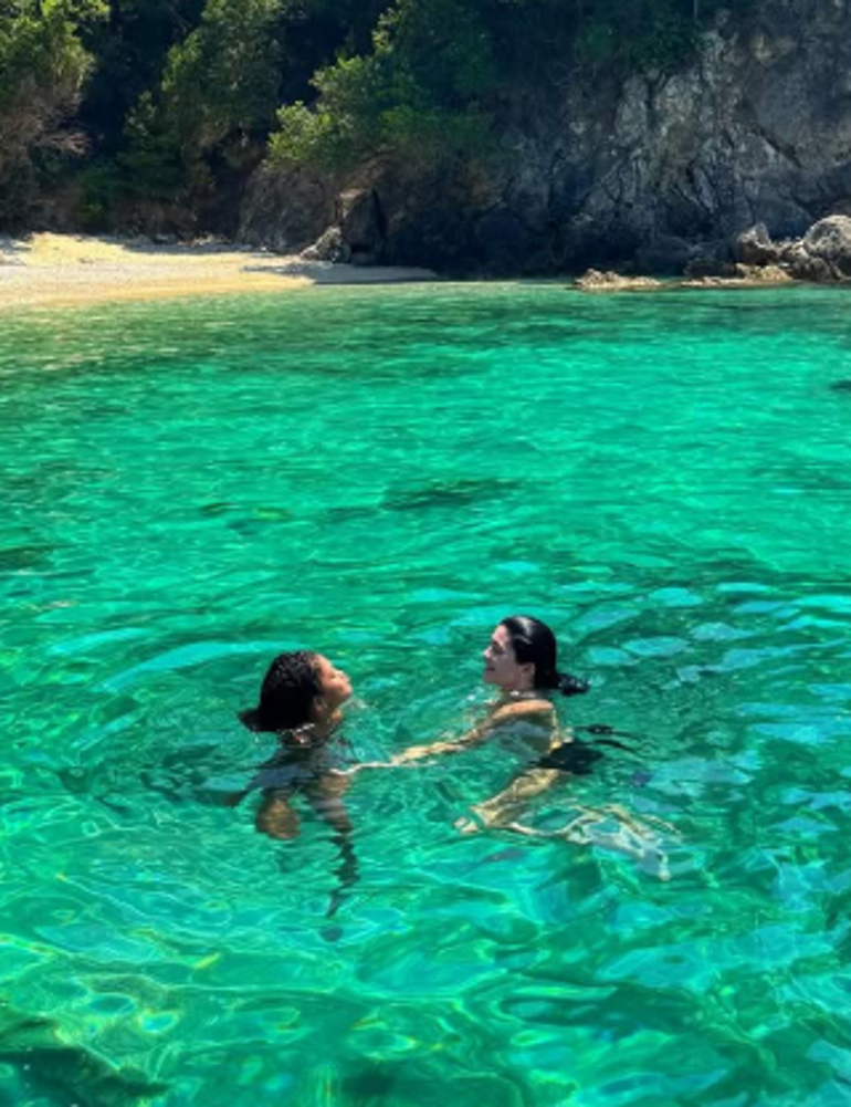 Yunanistan sahillerinde Kylie Jenner rüzgarı Bikinili pozları olay yarattı
