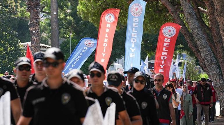 İzmir BBde işten atılan işçiler Meclis Toplantısına girmek istedi