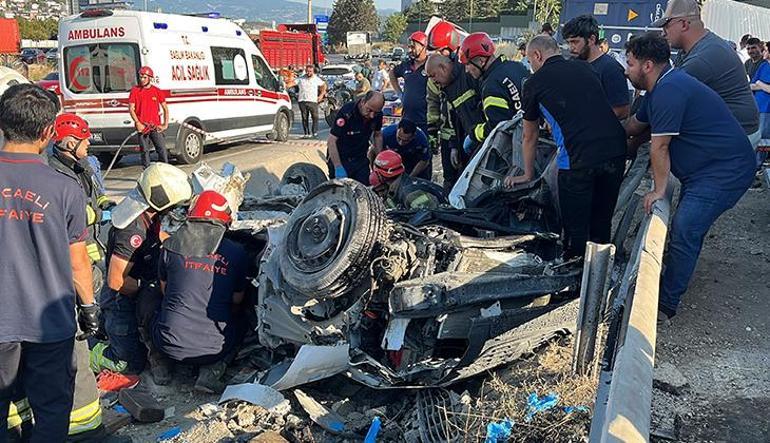 Kocaelide korkunç kaza 3 araç birbirine girdi 5 ölü, 1 yaralı