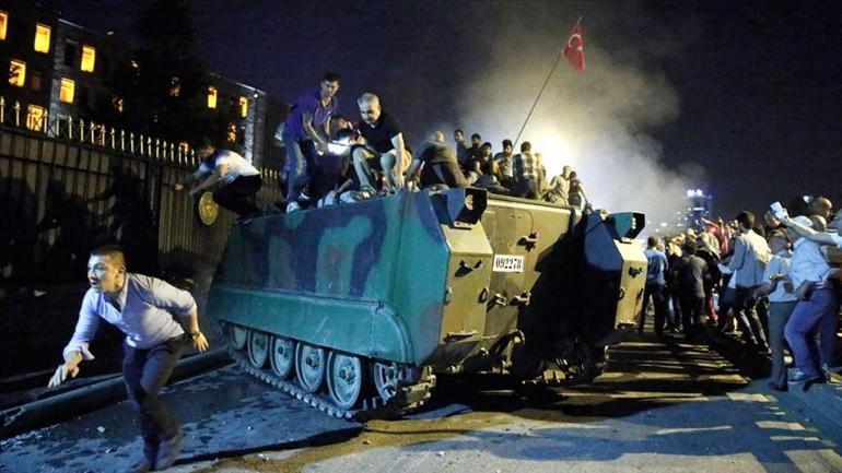 Kılıktan kılığa giren bir yapı: FETÖ İşte yıllar boyunca örülen ihanet | Hande Fırat yazdı...