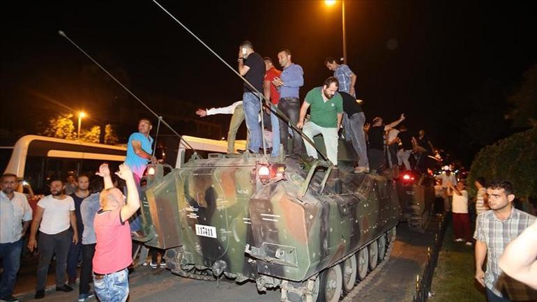 Kılıktan kılığa giren bir yapı: FETÖ İşte yıllar boyunca örülen ihanet | Hande Fırat yazdı...