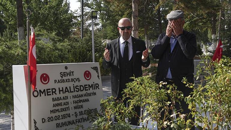 Emekli Korgeneral Zekai Aksakallı, şehit Ömer Halisdemirin mezarını ziyaret etti