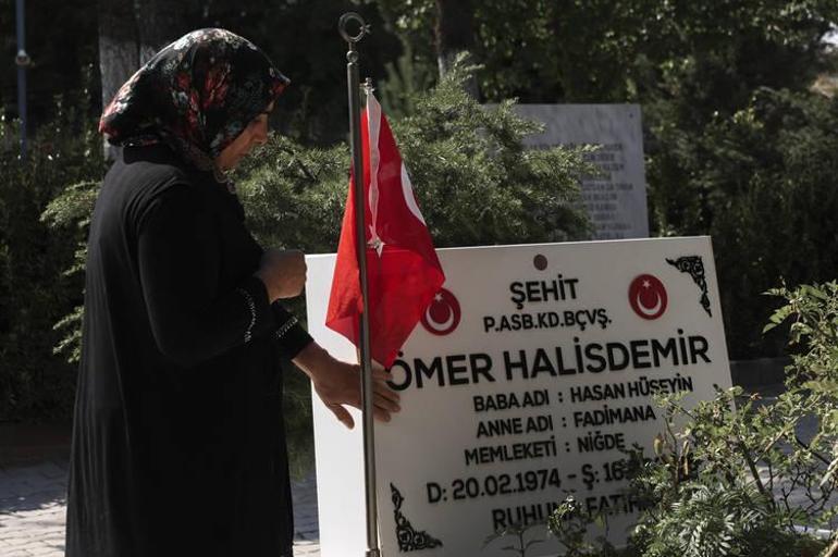 Emekli Korgeneral Zekai Aksakallı, şehit Ömer Halisdemirin mezarını ziyaret etti