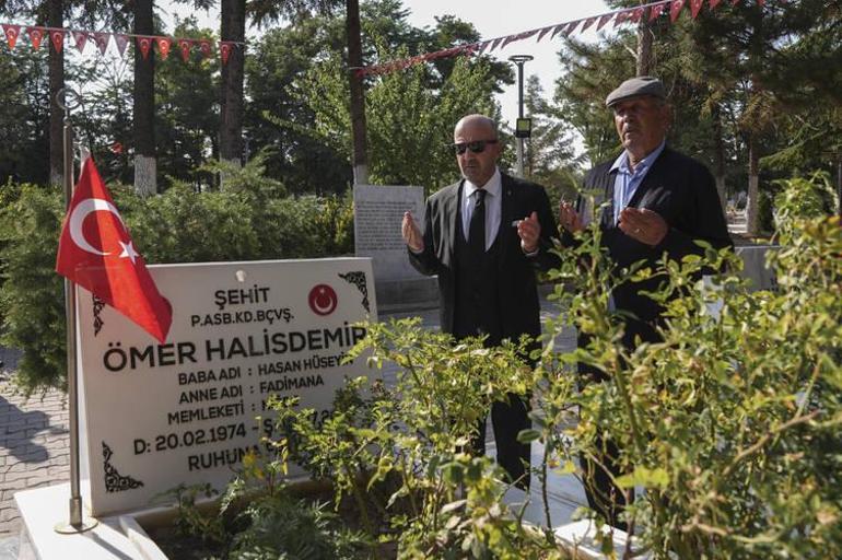 Emekli Korgeneral Zekai Aksakallı, şehit Ömer Halisdemirin mezarını ziyaret etti
