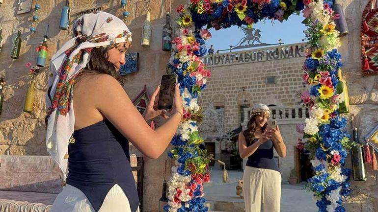 40 derecelik sıcaklığa rağmen kente akın ettiler Bu taşları görmek için bile gelebilirler