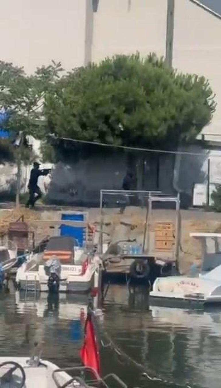 Küçükçekmeceyi ayağa kaldıran olay Maskeli saldırgan silahla dehşet saçtı: Yaralılar var