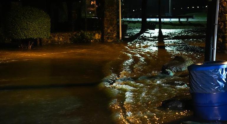 ABDde sel felaketi: Metrolar göle döndü, acil durum ilan edildi