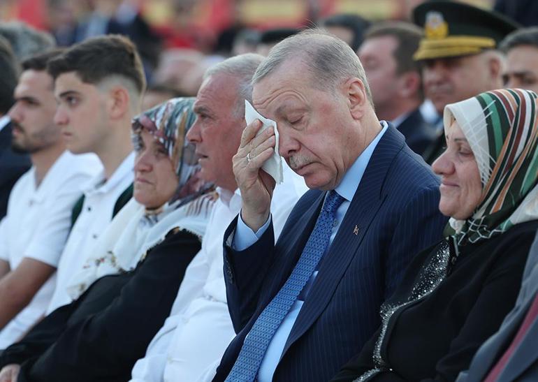 Cumhurbaşkanı Erdoğan, 15 Temmuz belgeselini izlerken gözyaşlarını tutamadı