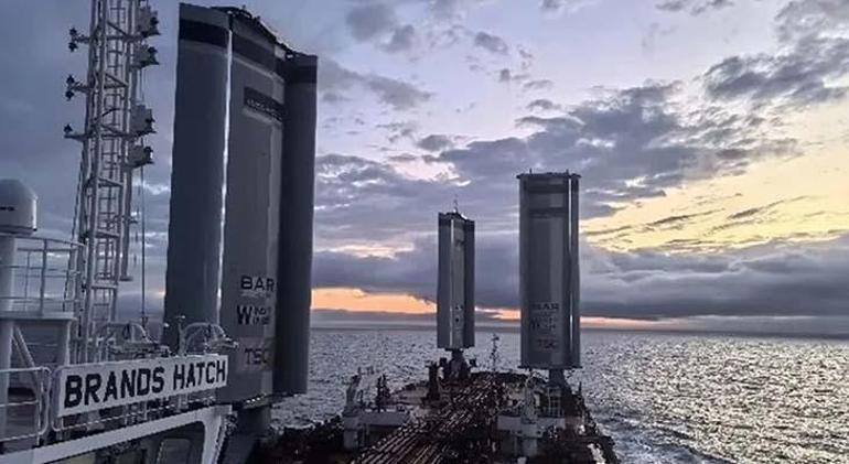 Geleceğin gemisi suya indi: Dev yelken destekli, dünyada bir ilk