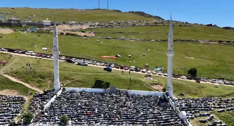 Üstü açık tarihi camide cuma namazı geleneği devam ettiriliyor
