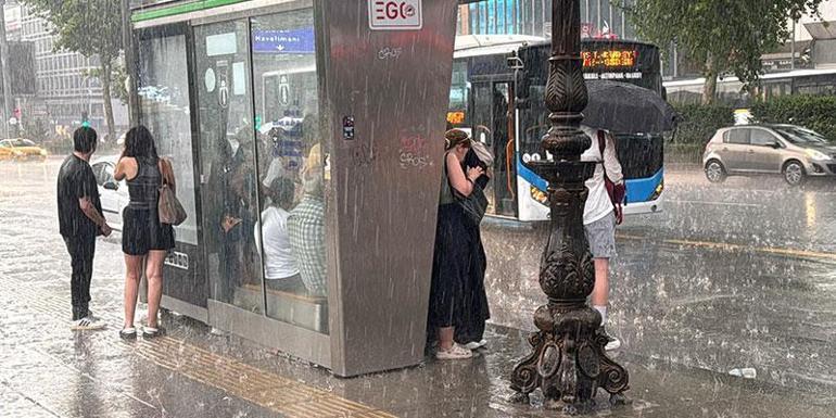 Ankarayı sağanak vurdu: Cadde ve sokaklar göle döndü Vali Şahinden açıklama