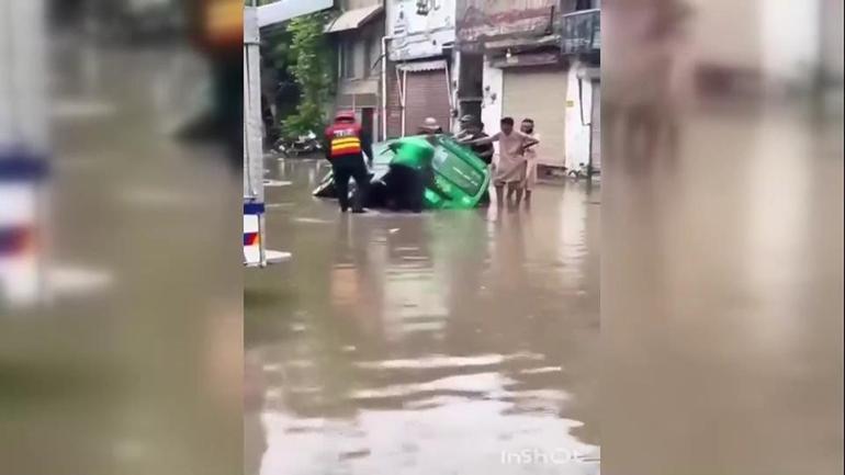 Pakistanda sel felaketi: Boğulma pahasına böyle yayın yaptı