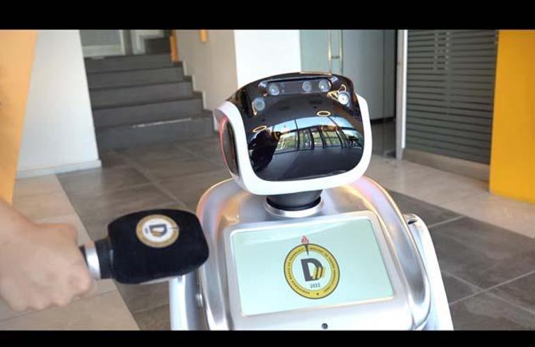 Yapay zeka eğitimi veren Türkiyede ilk ve tek okul Demirören Medya ve Teknoloji MTALde robotla tanıtım