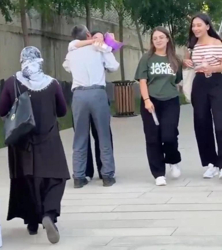 YKS çıkışında babası çiçeklerle karşılaşmıştı Çimenin aldığı puan belli oldu