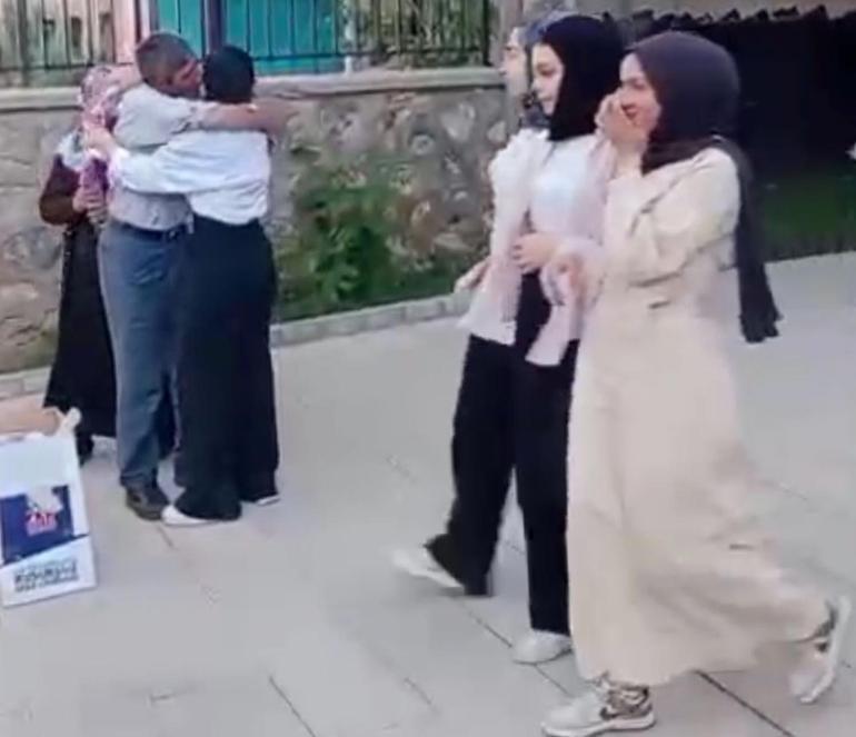 YKS çıkışında babası çiçeklerle karşılaşmıştı Çimenin aldığı puan belli oldu