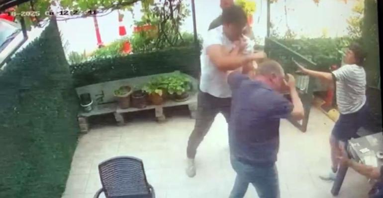 Kız arkadaşına hatalı park uyarısı yapan esnafı yumruklayarak hastanelik etti
