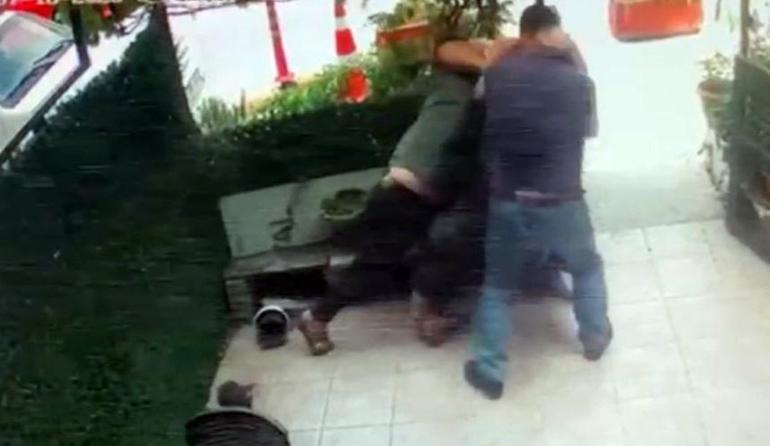 Kız arkadaşına hatalı park uyarısı yapan esnafı yumruklayarak hastanelik etti