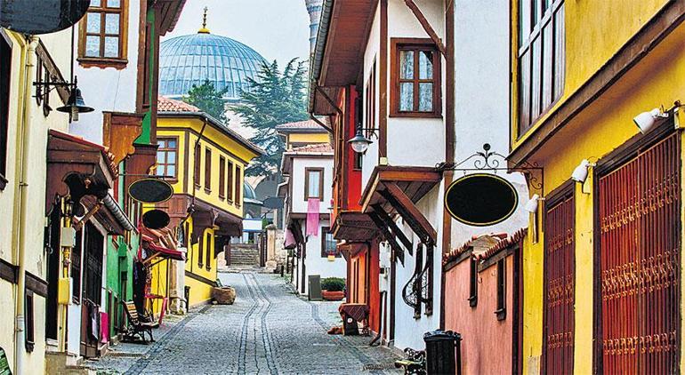 İngiliz turistlerin Türkiye’de en sevdiği yerler ‘Şafak heykelleri altına boyuyor’