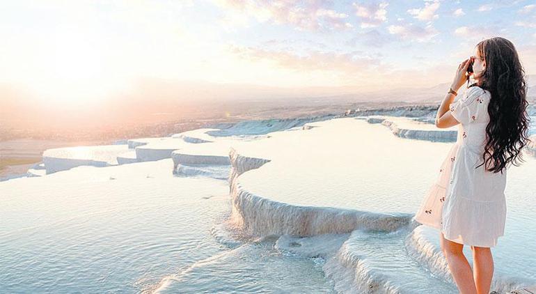 İngiliz turistlerin Türkiye’de en sevdiği yerler ‘Şafak heykelleri altına boyuyor’