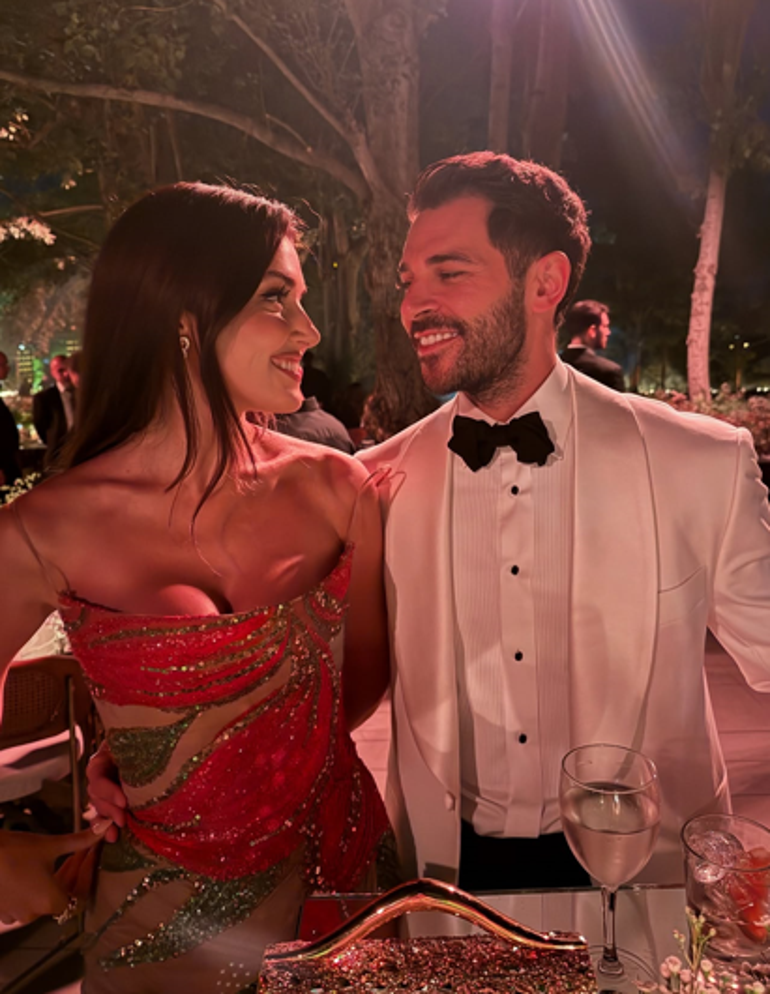 Hande Erçel düğüne güzelliyle damga vurdu Hakan Sabancı ile göz göze pozlar