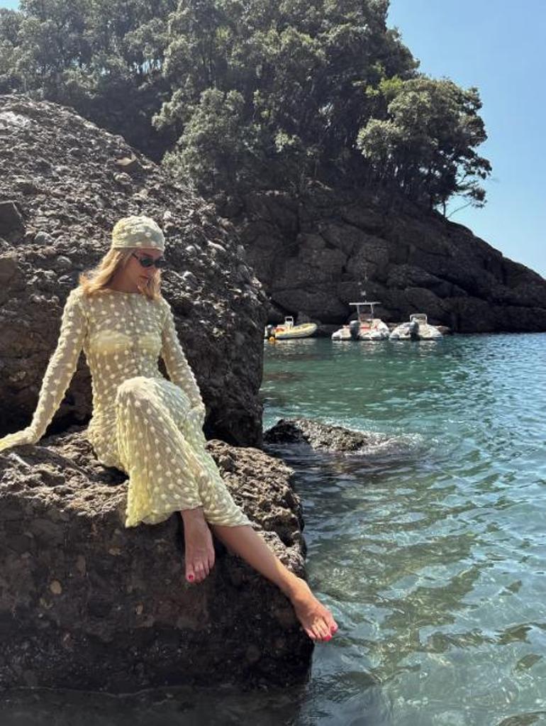 Melisa Döngelin yeni tatil rotası Bu kez sarılar içinde poz verdi