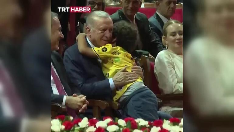 KKTCde gülümseten sohbet: Erdoğan dede sana sarılabilir miyim