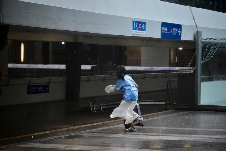 Hong Kong’da ‘Wipha’ tayfunu etkili oluyor