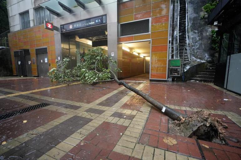 Hong Kong’da ‘Wipha’ tayfunu etkili oluyor